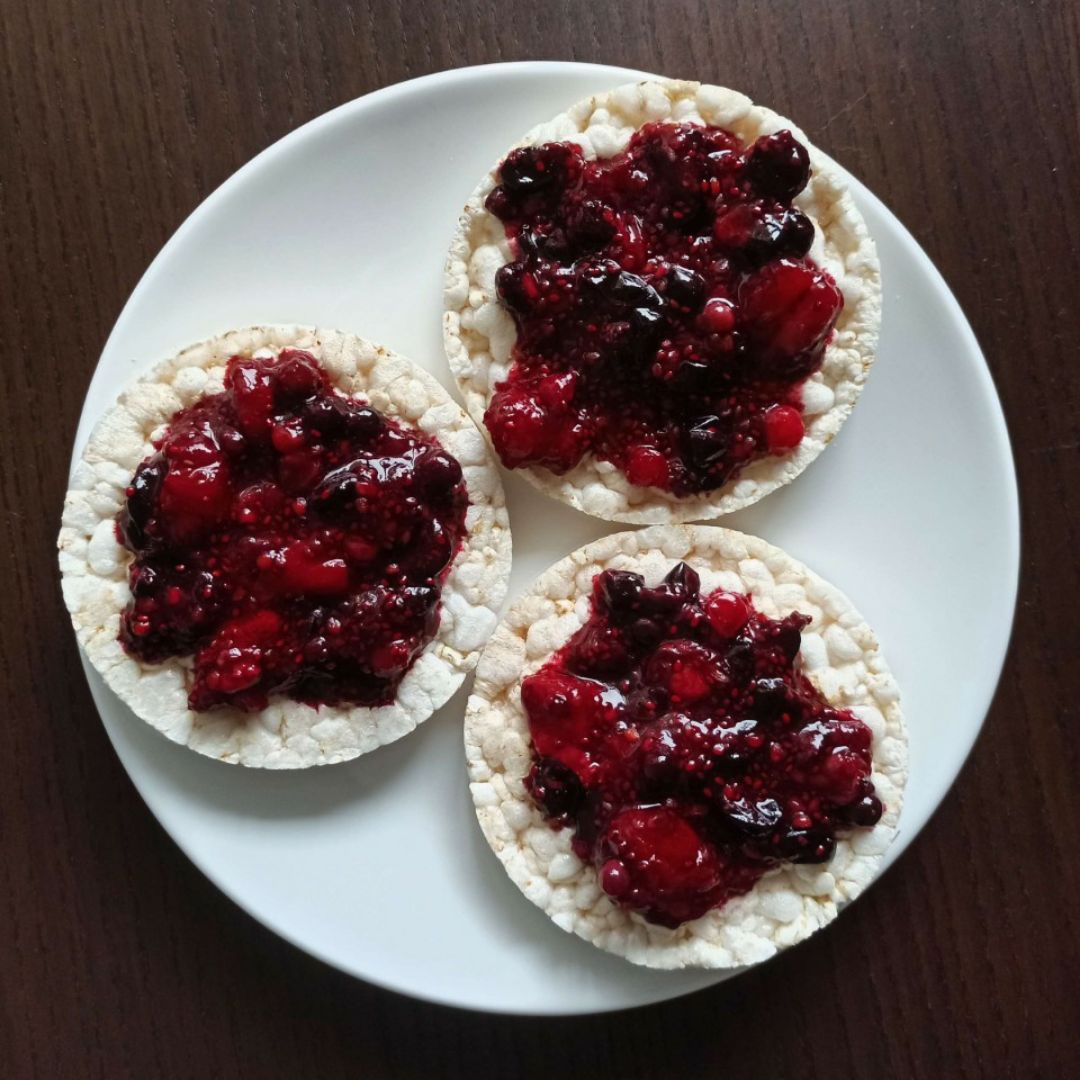 Tortita de arroz con hummus y arándanos. Tortita de arroz con hummus y arándanos.