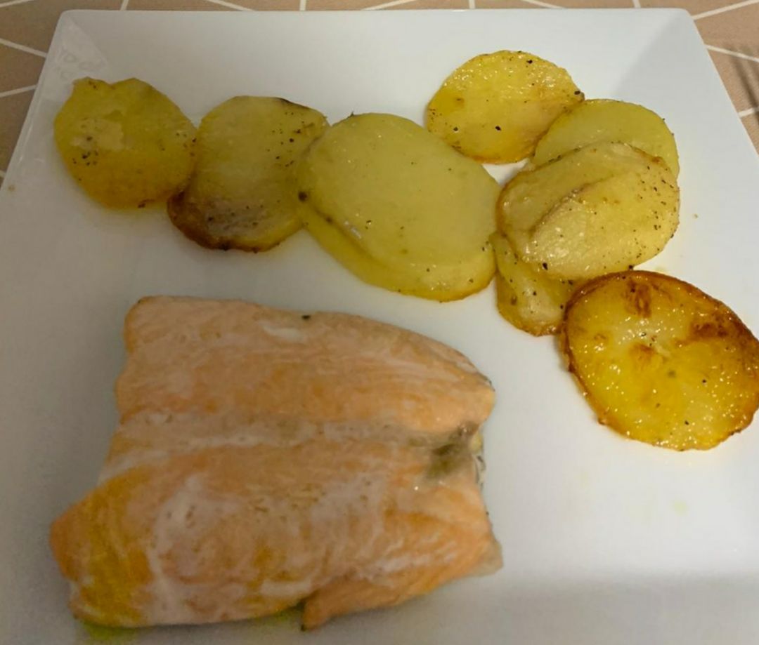 Salmón al horno con patatas