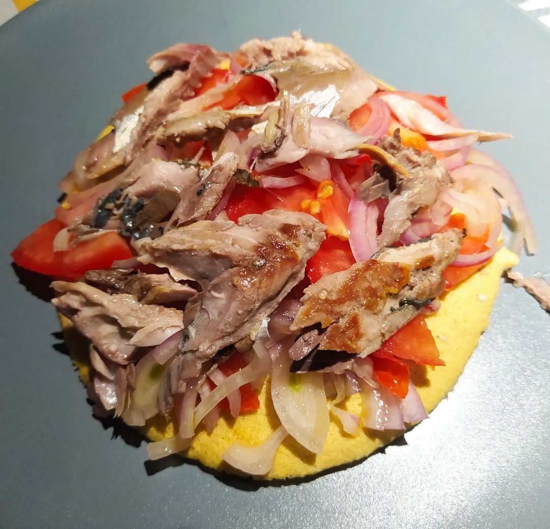 Coca de garbanzos con ensalada y caballa a la plancha Coca de garbanzos con ensalada y caballa a la plancha