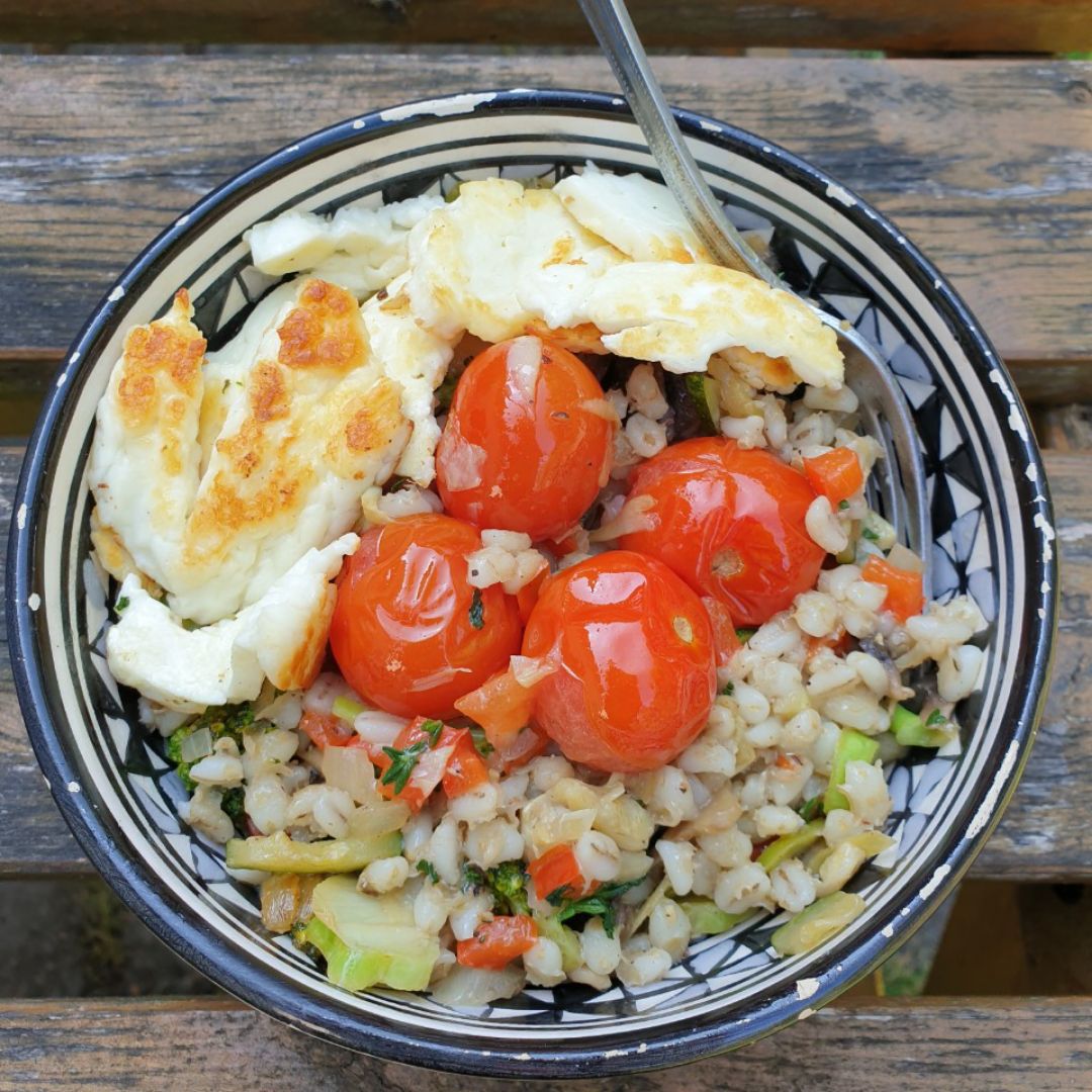 Salteado de cebada con hallumi y verduras Salteado de cebada con hallumi y verduras