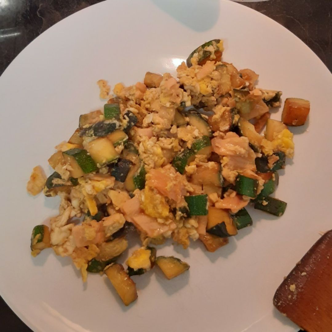 Calabacín con huevo, salmón y salsa de soja Calabacín con huevo, salmón y salsa de soja