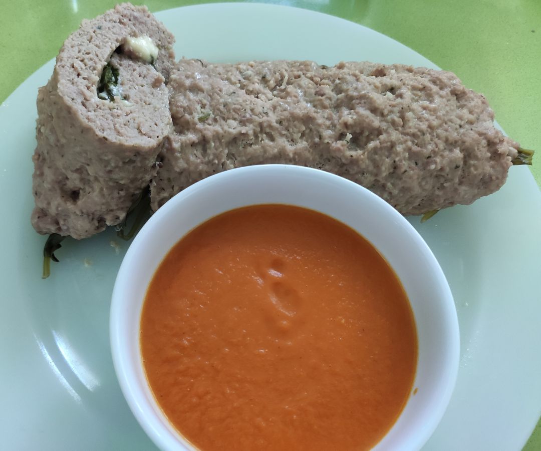 Pastel de carne relleno de espinacas y queso Pastel de carne relleno de espinacas y queso