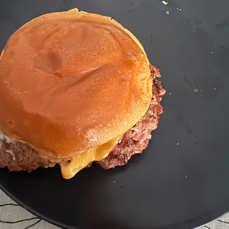 Hamburguesa de ternera y cerdo con wuacamole y cebolla Hamburguesa de ternera y cerdo con wuacamole y cebolla