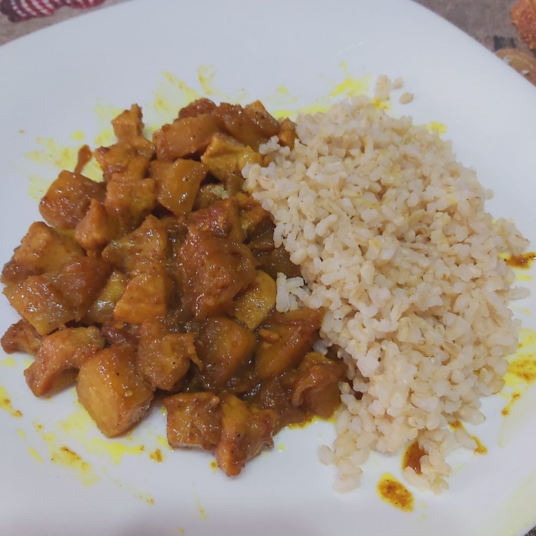 Pollo al curry con arroz integral. 