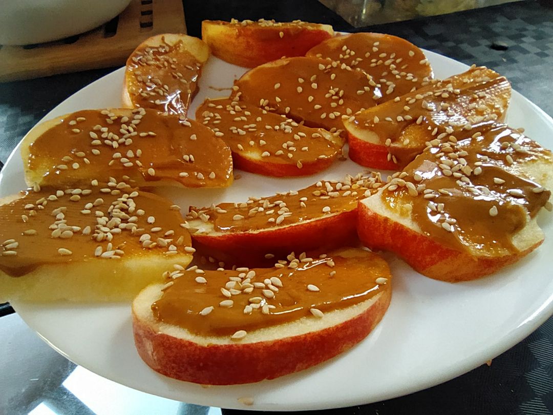 Manzana con crema de cacahuete y semillas de sesamo Manzana con crema de cacahuete y semillas de sesamo
