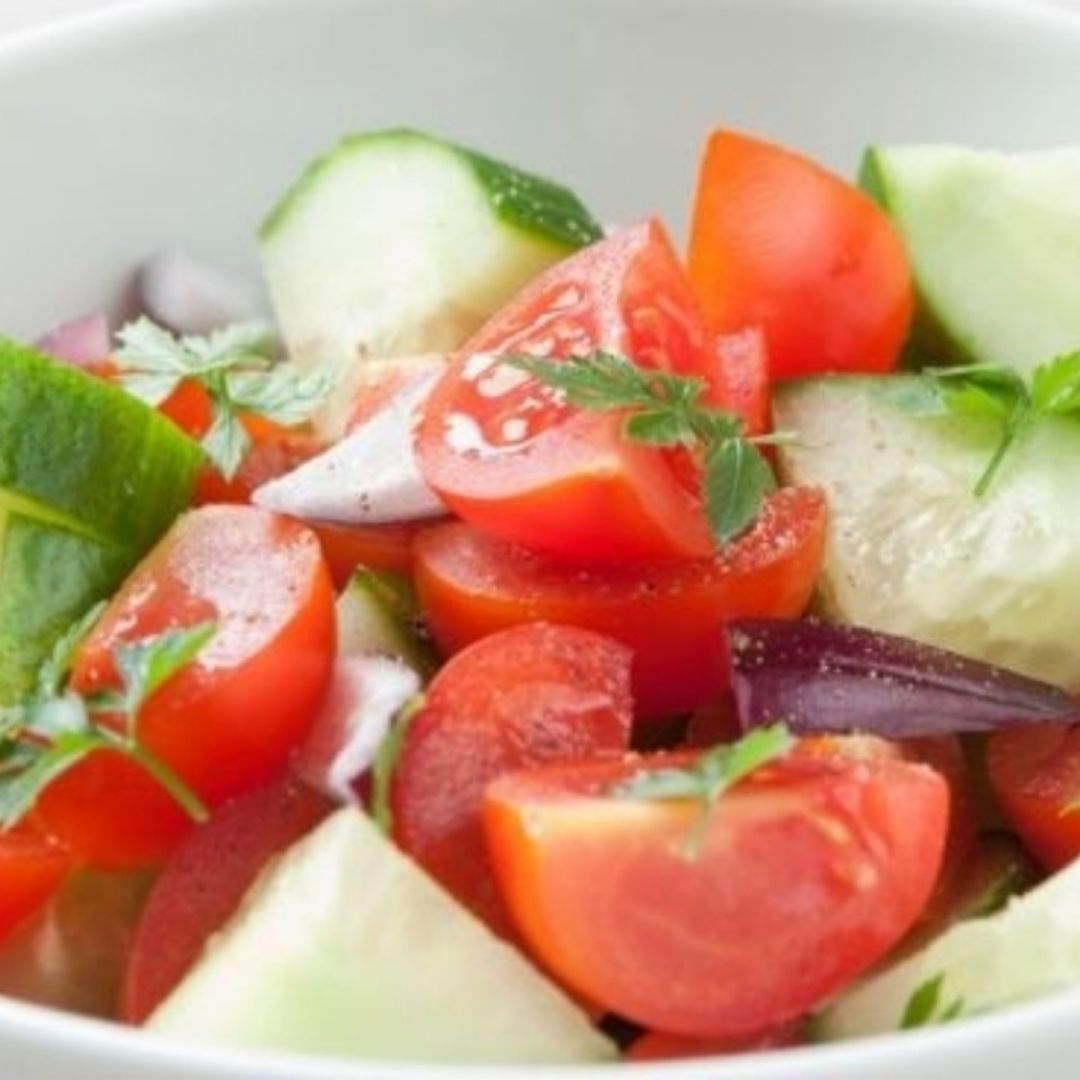 Ensalada pepino y tomate con huevo escalfado