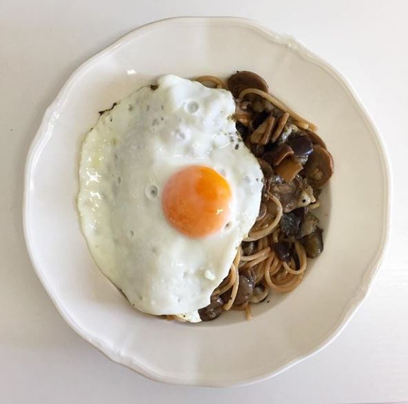 Espaguetis con verduras y huevo a la plancha