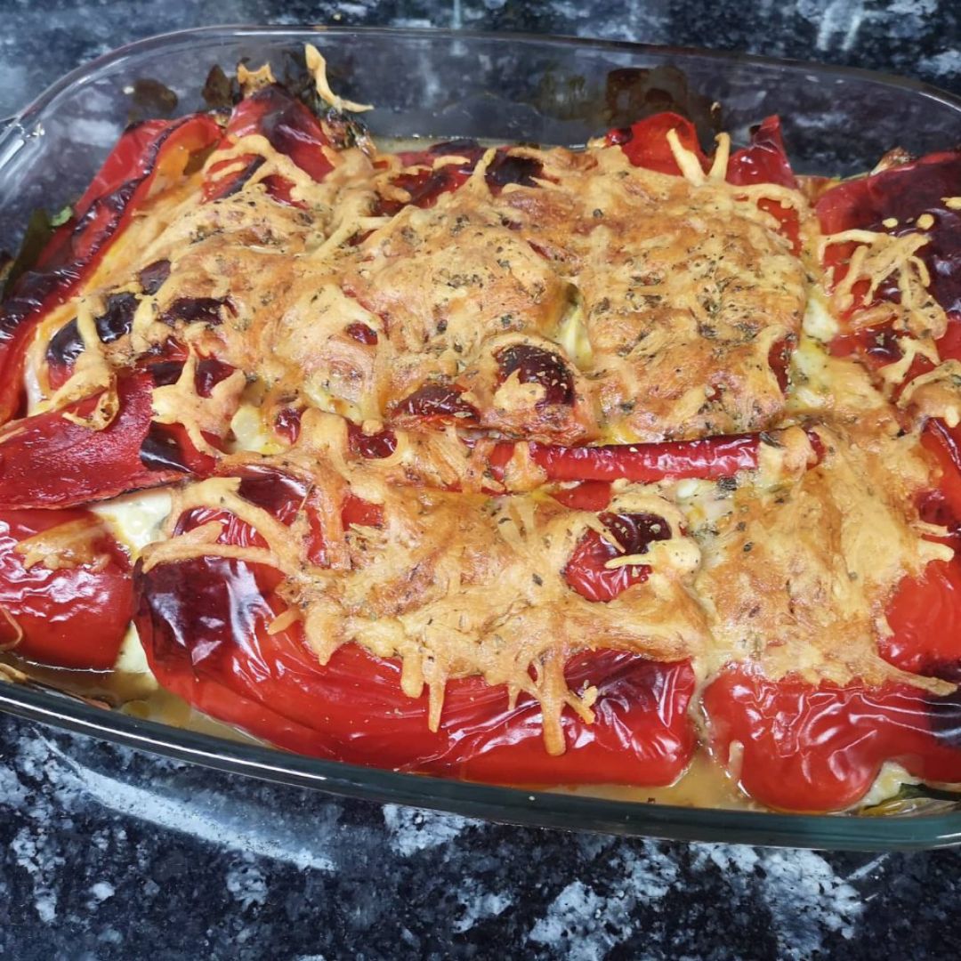 Lasaña de pimientos, queso, espinacas y pollo