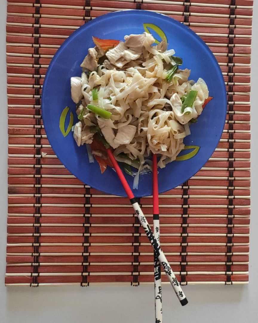 Noodles de arroz con pollo y verduras