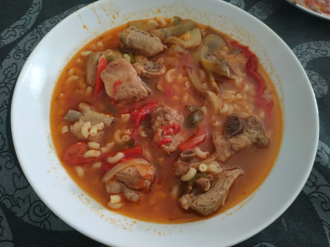 Fideos con costillas Fideos con costillas