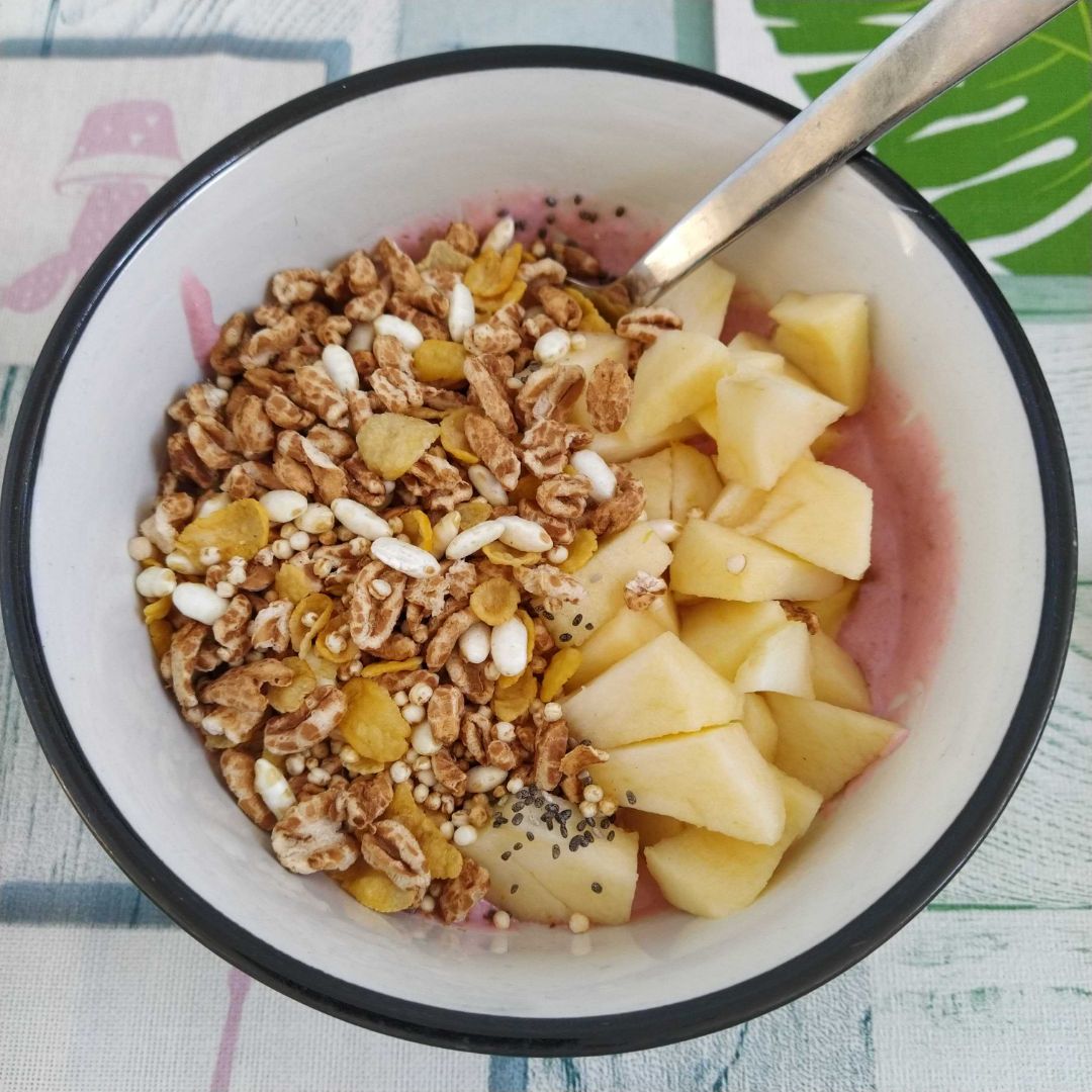 Bol de fruta con yogur y cereales Bol de fruta con yogur y cereales