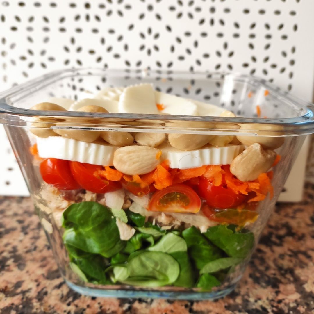 Ensalada de canónigos, atún y almendras Ensalada de canónigos, atún y almendras