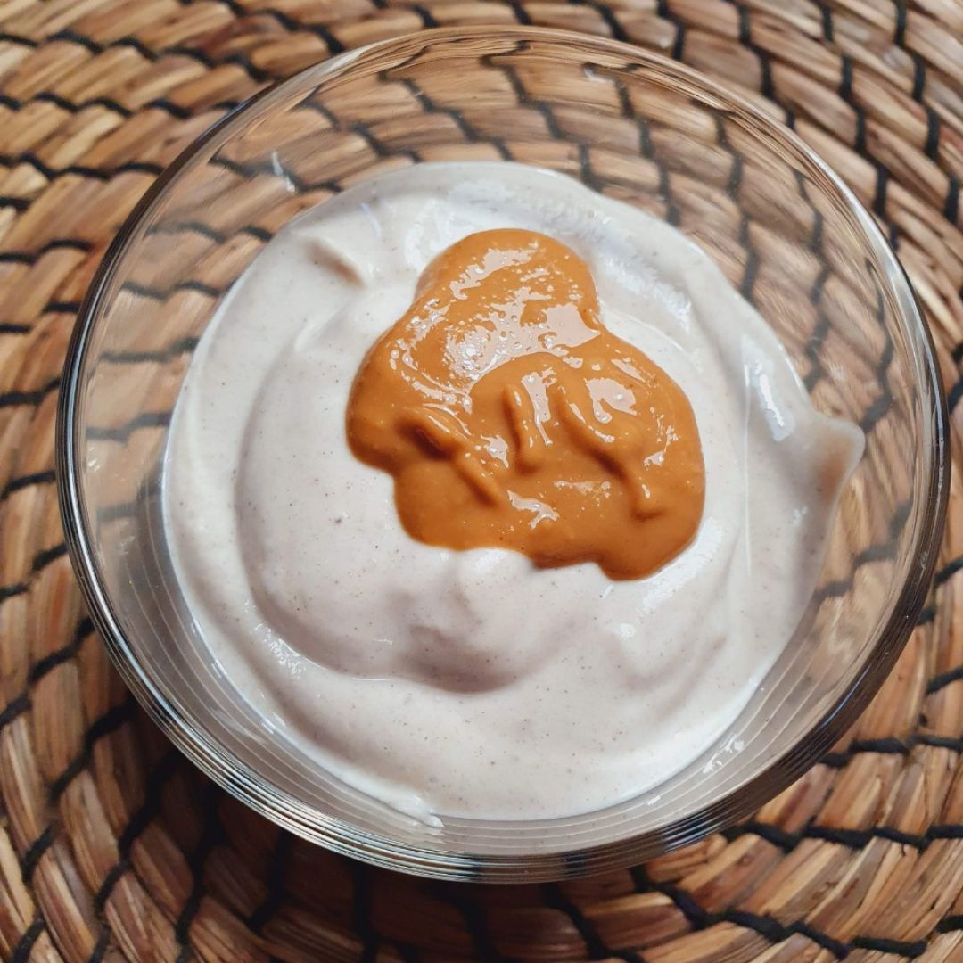 Mousse proteico sabor chocolate con topping de crema de cacahuete 🍫🥜