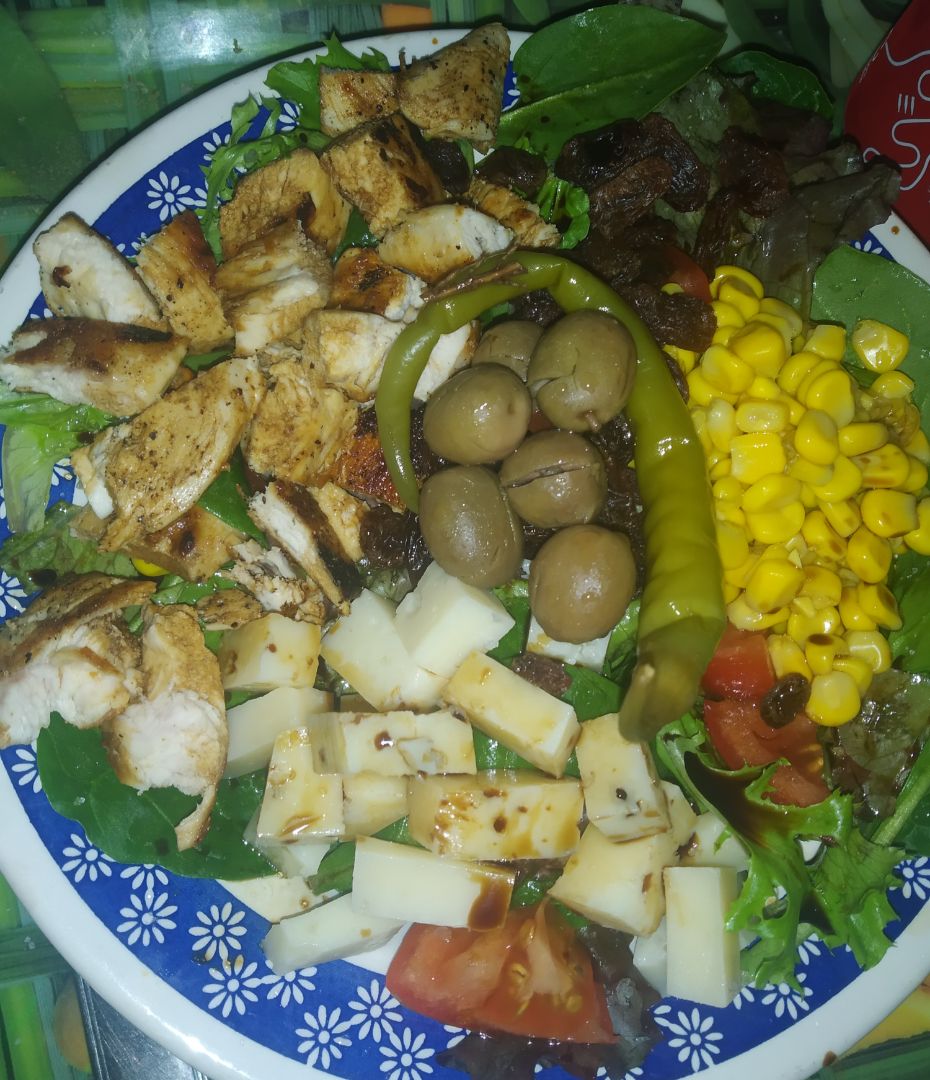 Ensalada de pollo plancha con brotes frescos.