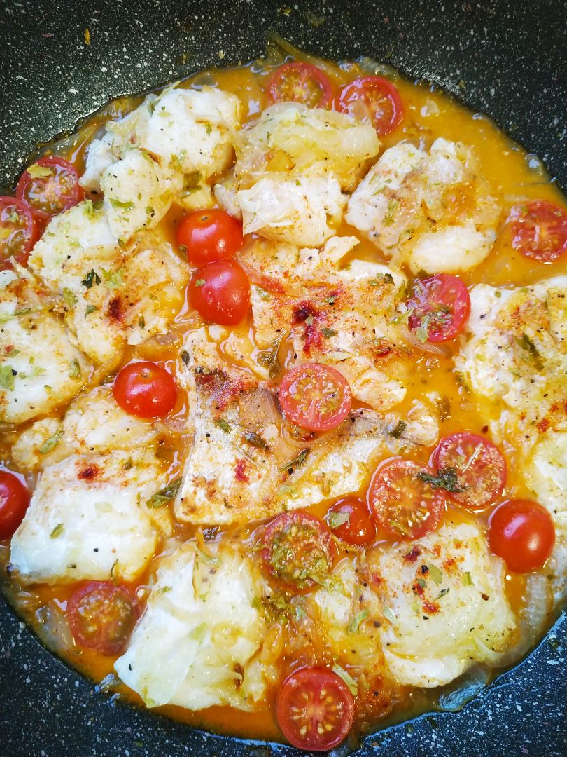 Merluza en salsa con cebollita y cherrys Merluza en salsa con cebollita y cherrys