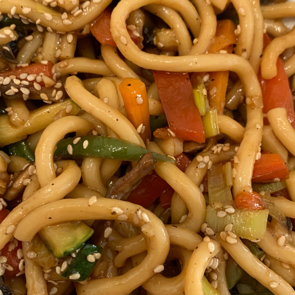 Fideos udon con verduras salteadas al wok Fideos udon con verduras salteadas al wok