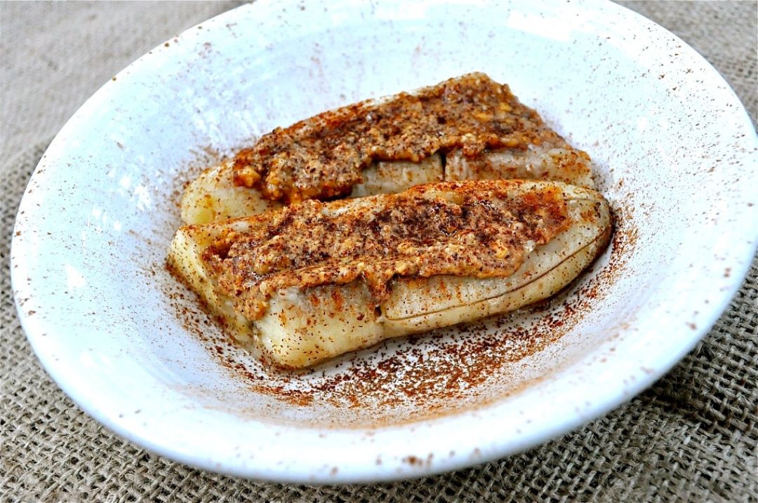 Banana horneada rellena de mantequilla de cacahuete y con un toque de canela | 100% vegana Banana horneada rellena de mantequilla de cacahuete y con un toque de canela | 100% vegana