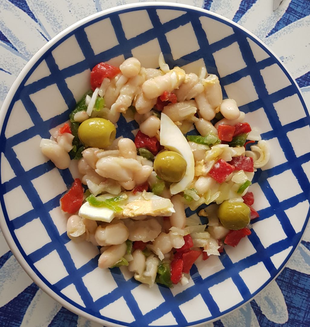 Ensalada de alubias blancas. Ensalada de alubias blancas.
