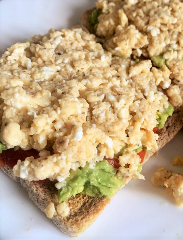 Tostadas con aguacate, tomate y huevo revuelto con queso