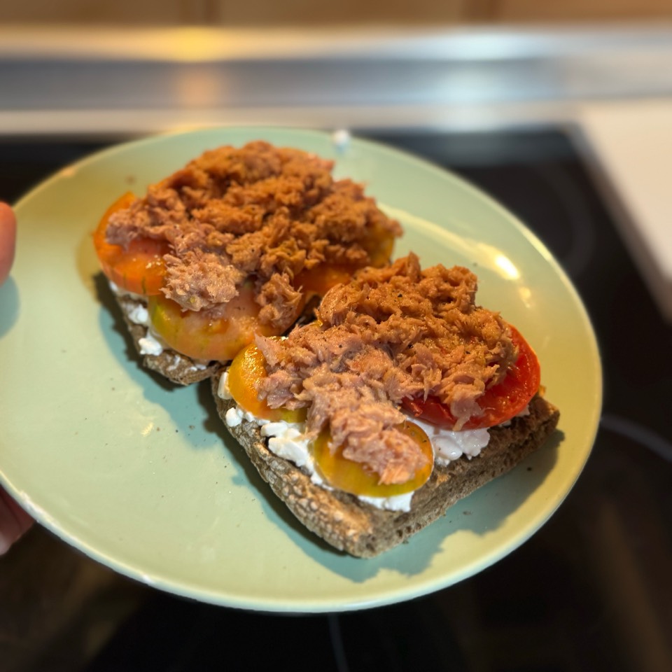 Tostada de Atún con tomate y queso cottage Tostada de Atún con tomate y queso cottage