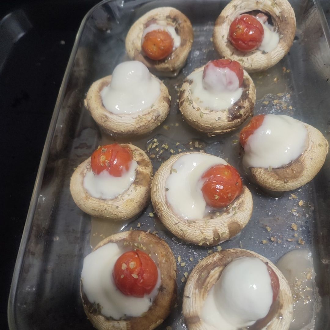 Champiñones rellenos de jamón y tomate cherry Champiñones rellenos de jamón y tomate cherry