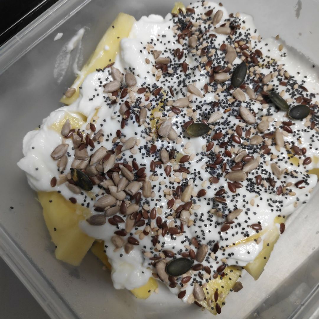 Piña con yogurt y semillas