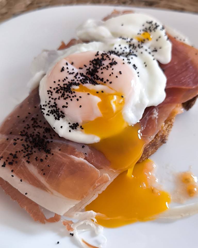Tostada de jamón, tomate y huevo poché Tostada de jamón, tomate y huevo poché