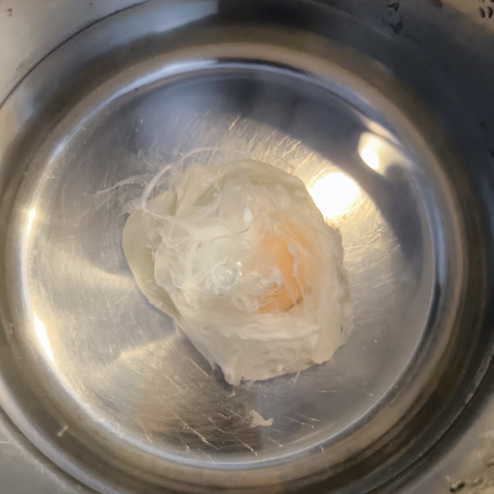 Tostada de jamón, tomate y huevo poché Paso 0 Tostada de jamón, tomate y huevo poché Paso 0