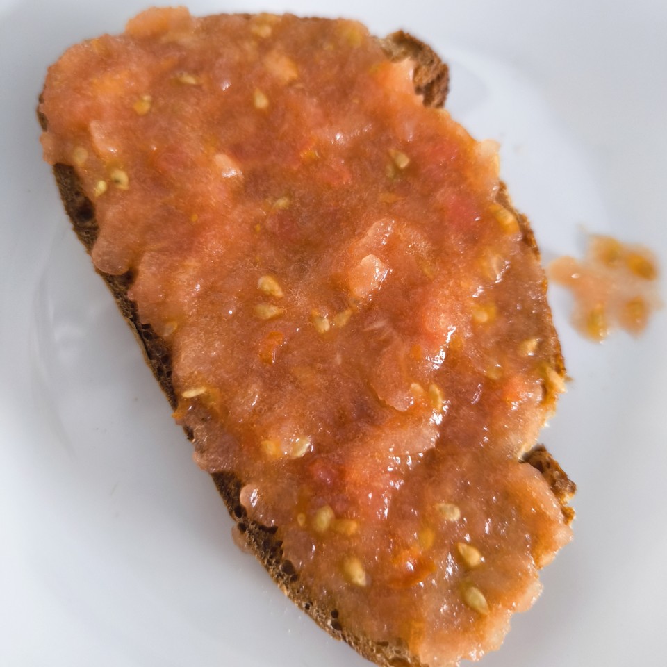 Tostada de jamón, tomate y huevo poché Paso 1 Tostada de jamón, tomate y huevo poché Paso 1