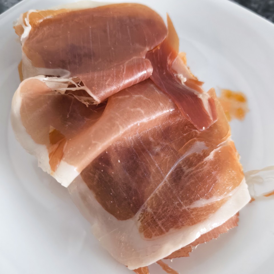 Tostada de jamón, tomate y huevo poché Paso 1 Tostada de jamón, tomate y huevo poché Paso 1