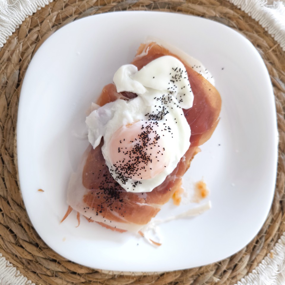 Tostada de jamón, tomate y huevo poché Paso 1 Tostada de jamón, tomate y huevo poché Paso 1
