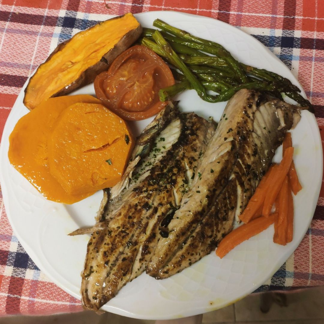 Caballa con verduras y tubérculos al horno Caballa con verduras y tubérculos al horno