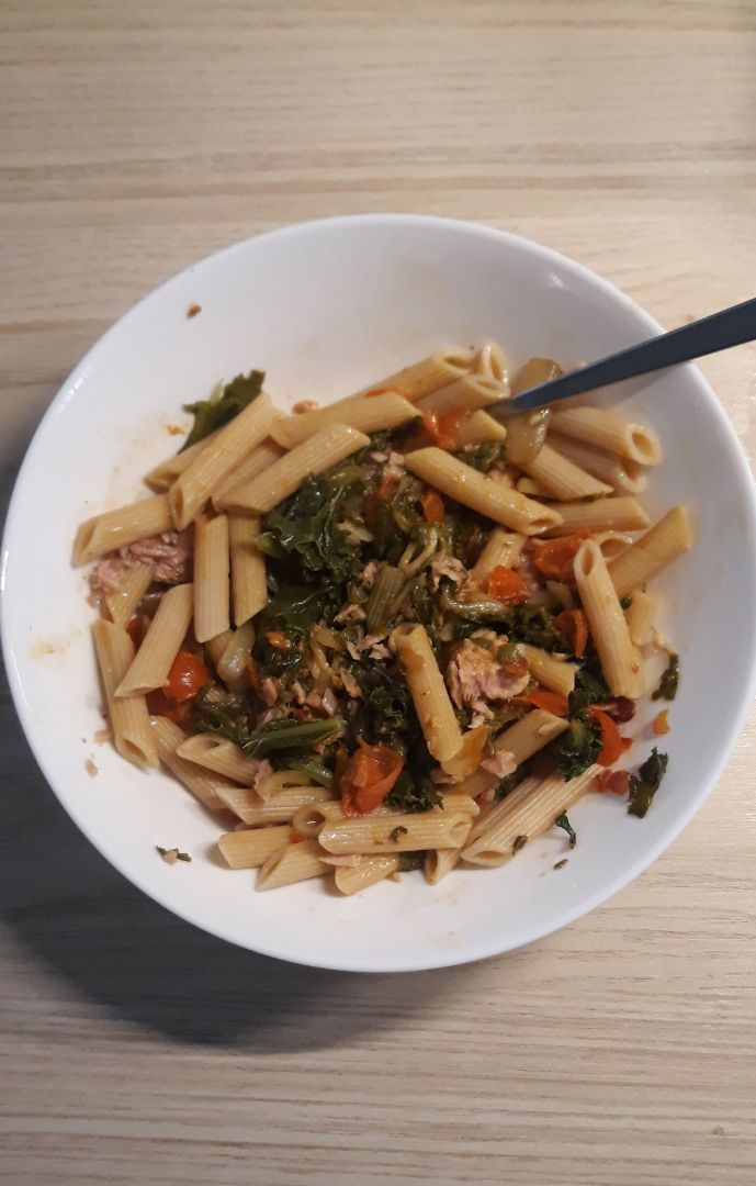 Macarrones con kale y acelgas