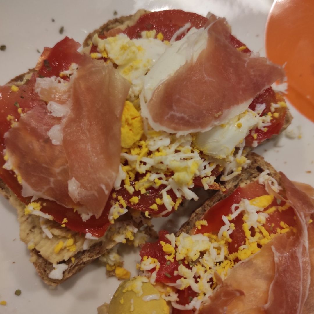 Tostadas integrales con hummus Tostadas integrales con hummus