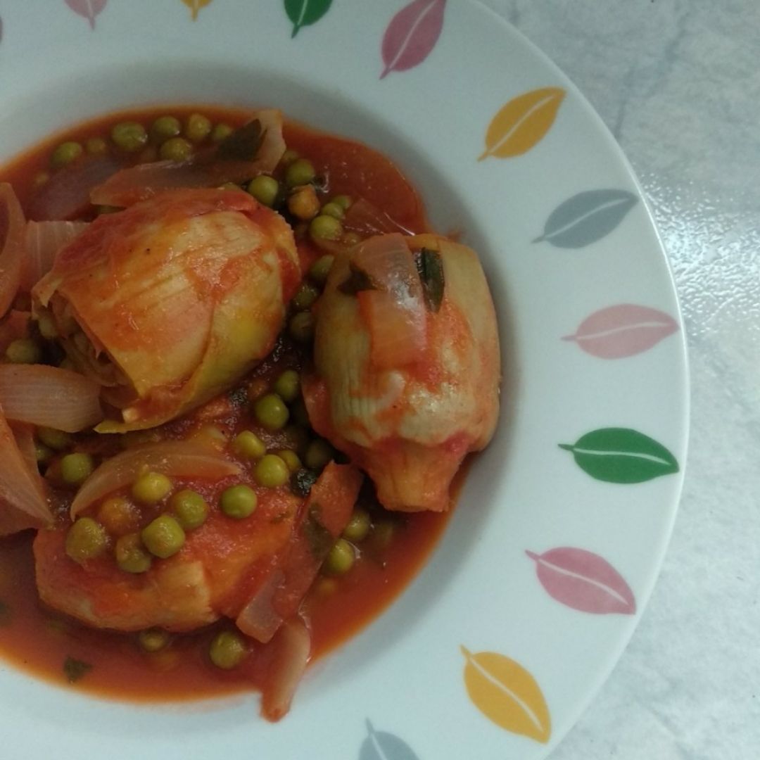 Guiso de alcachofas y guisantes.