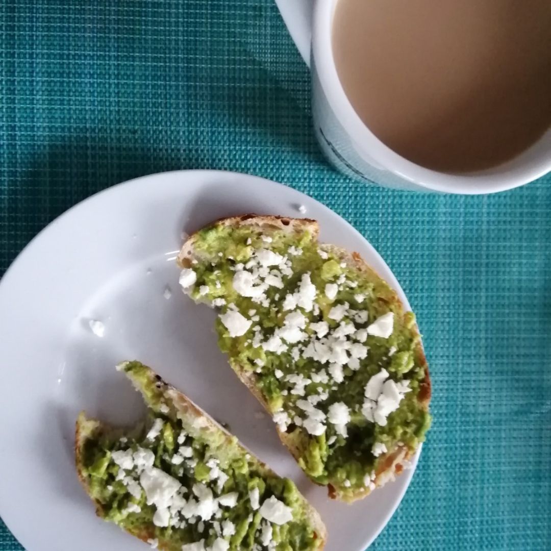 Tostada con aguacate y feta + café con leche Tostada con aguacate y feta + café con leche