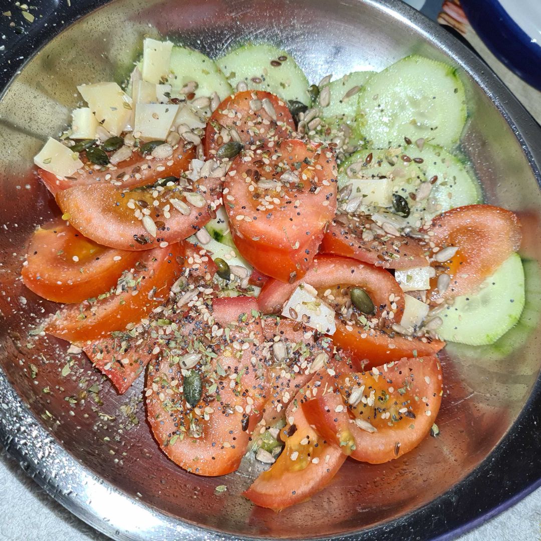 Ensalada de tomate y pepino Ensalada de tomate y pepino