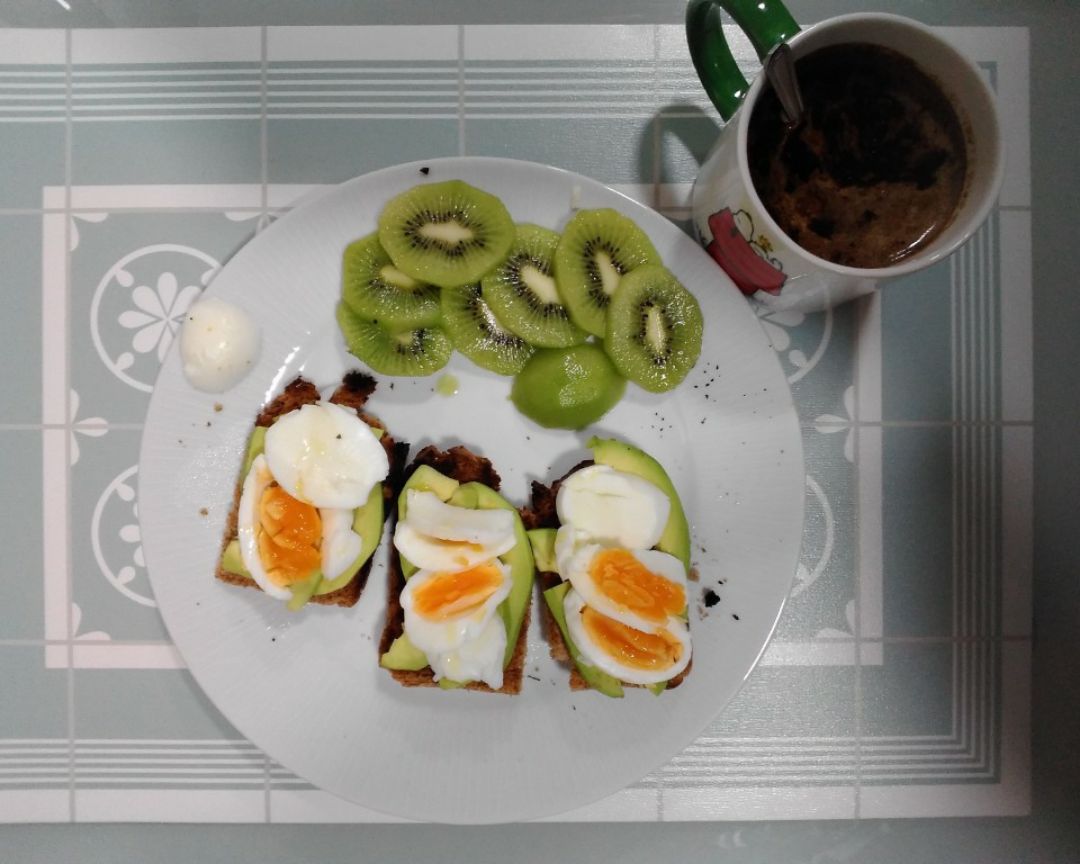 Tostadas de aguacate y huevo Tostadas de aguacate y huevo