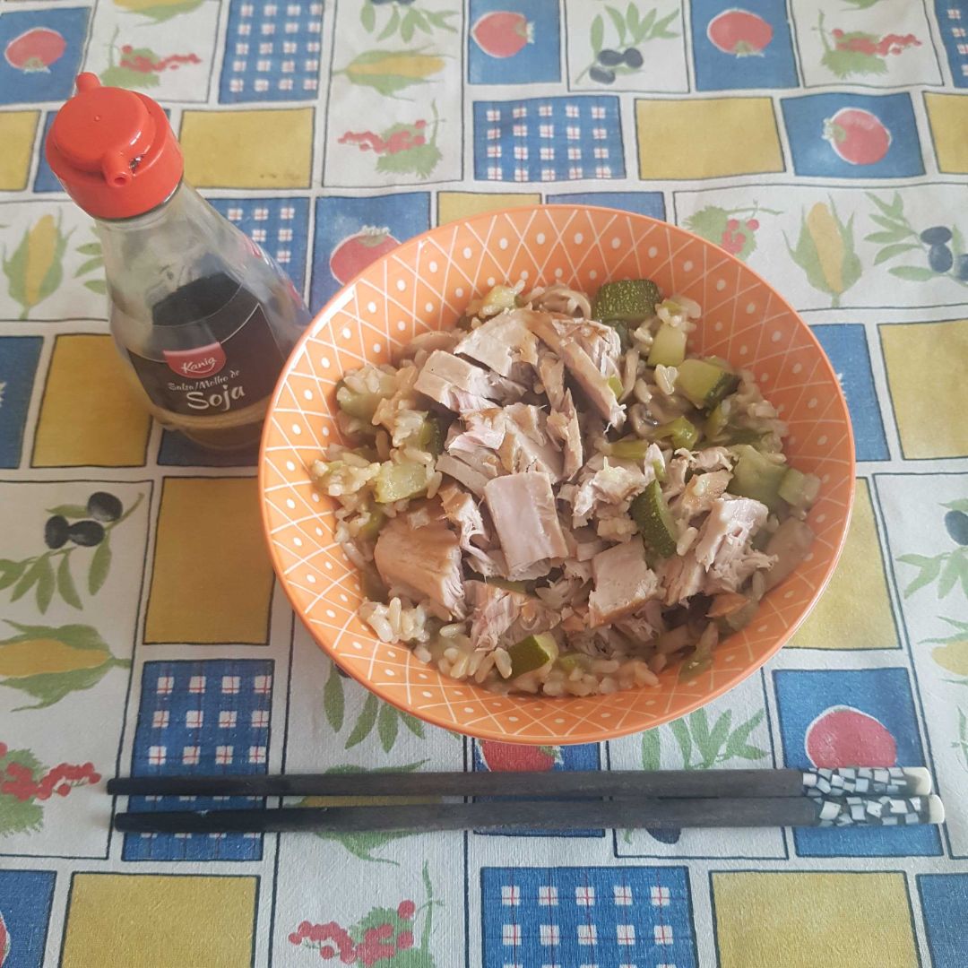 Arroz integral con verdura y atún a la plancha