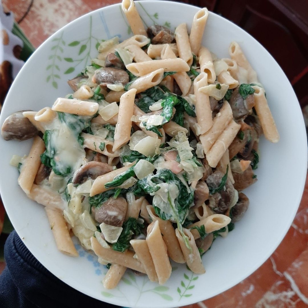 Macarrones integrales con espinacas y champiñones 