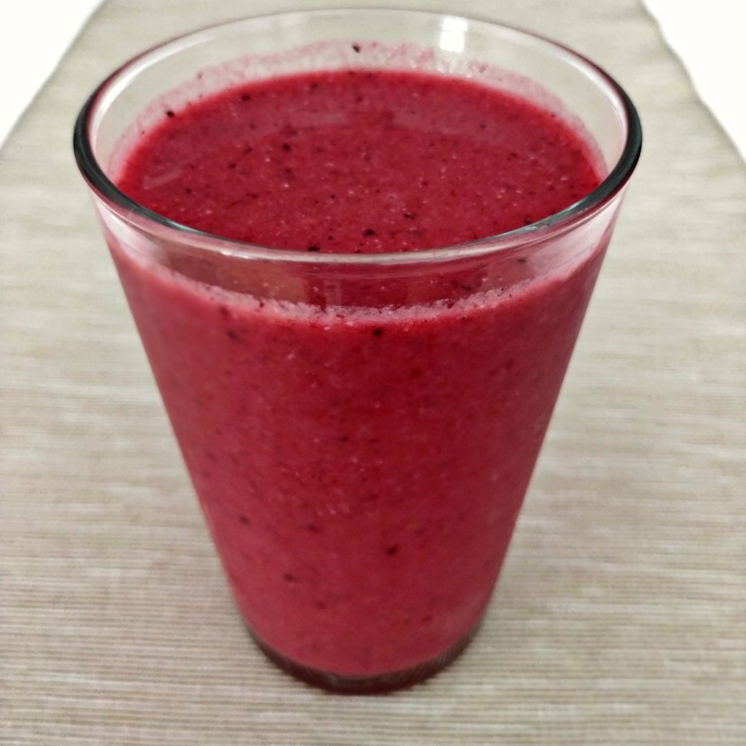 Batido de frutos rojos, manzana y avena. Batido de frutos rojos, manzana y avena.