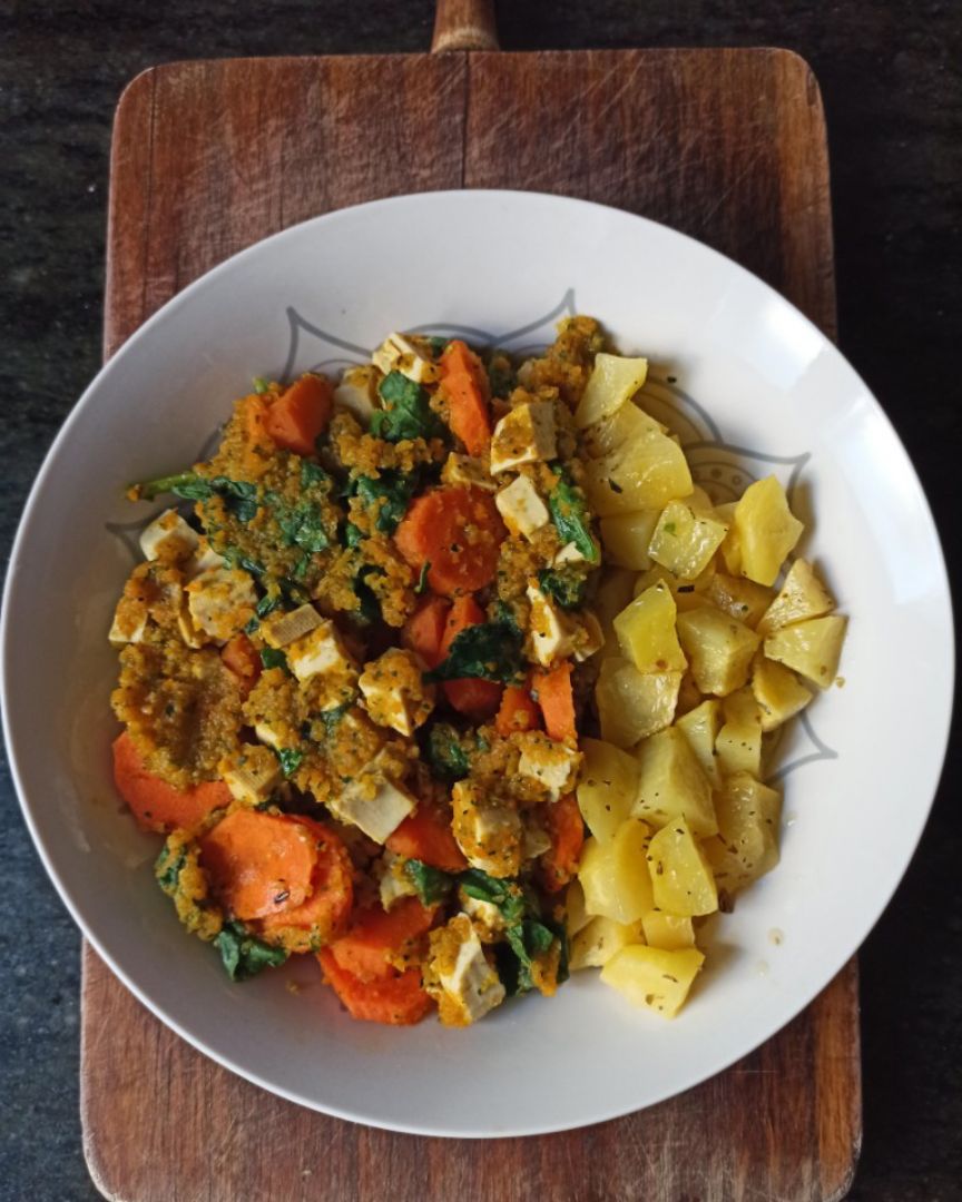 Tofu con salsa de curry y soja con patatas al microondas Tofu con salsa de curry y soja con patatas al microondas