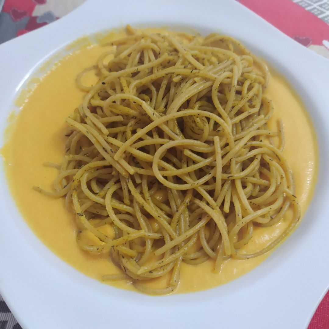 Espaguetis integrales con crema de zanahoria y Curry