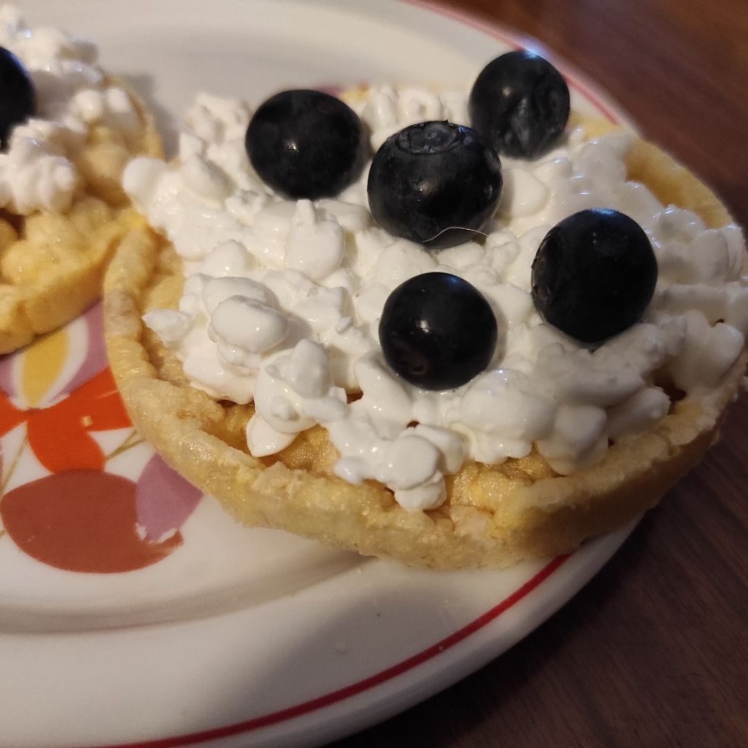 Tortitas de maiz con queso cottage y arándanos