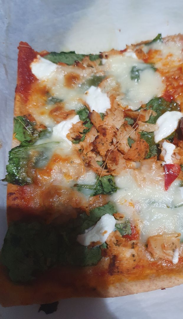 Pizza de harina integral , pollo ,mozarela y espinaca Pizza de harina integral , pollo ,mozarela y espinaca