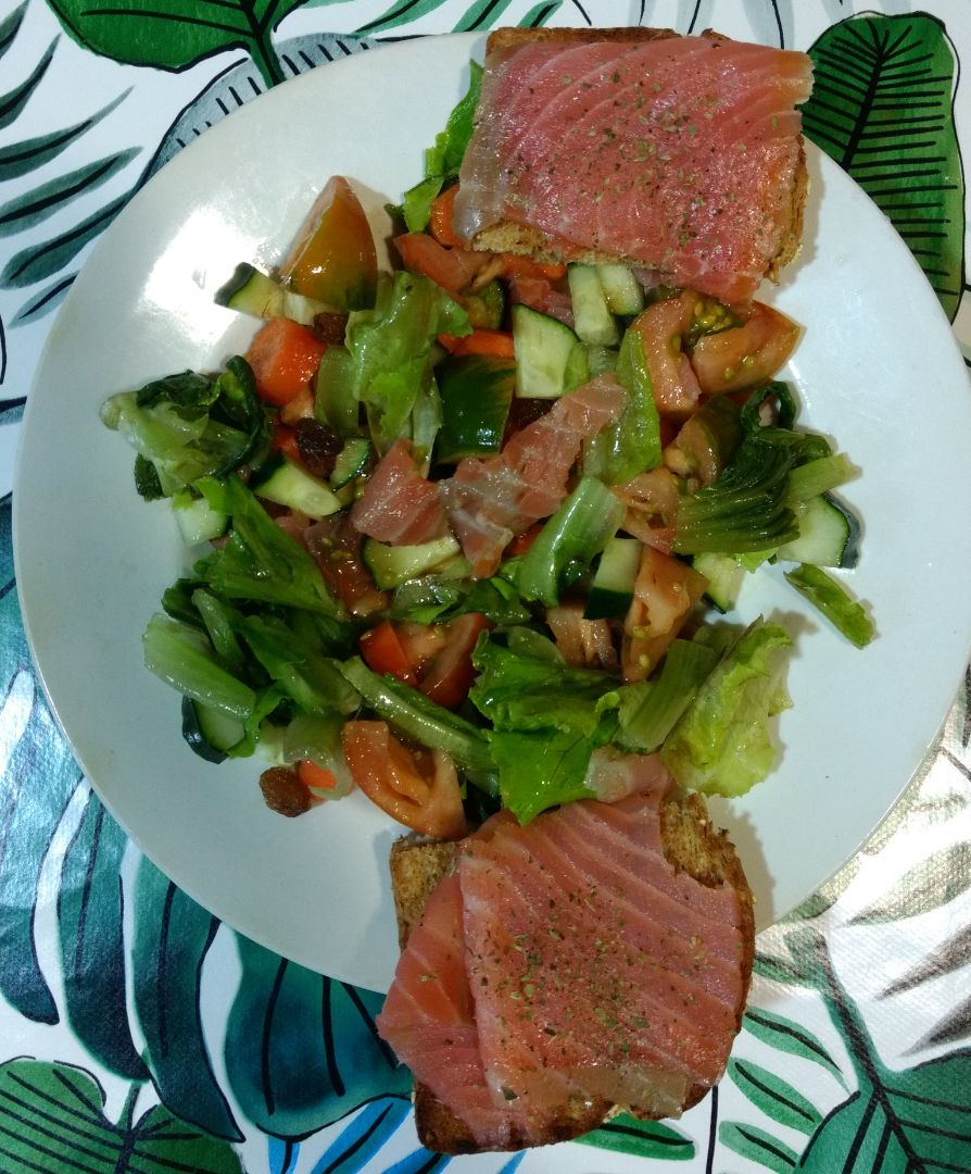 Ensalada con salmón ahumado