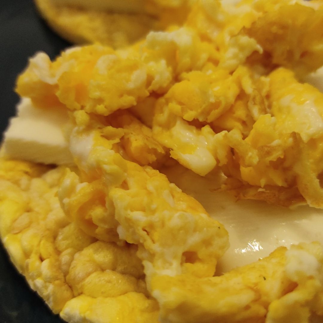 Tostas de maíz con huevo y queso sin lactosa Tostas de maíz con huevo y queso sin lactosa