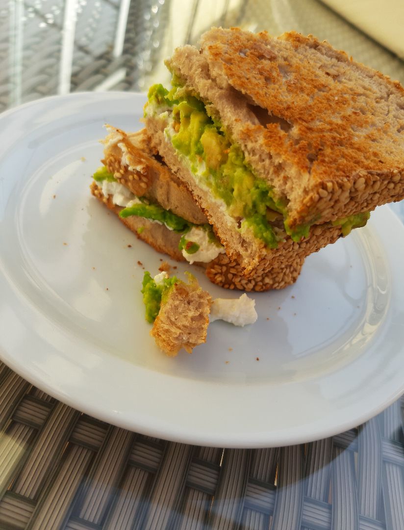 Sándwich de aguacate, queso de cabra y nueces