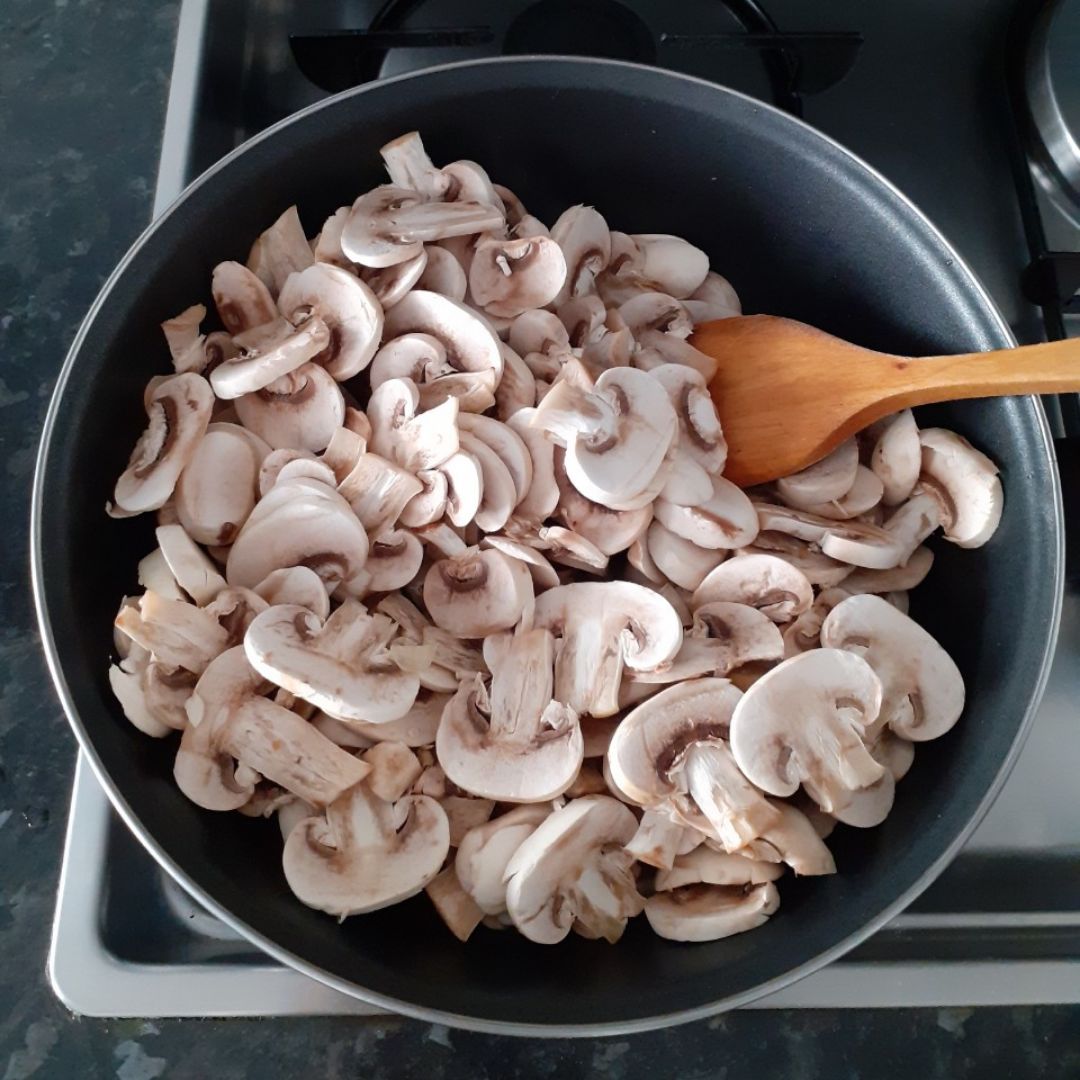 Champiñones en salsa, fácil y riquísima 😋 Paso 3 Champiñones en salsa, fácil y riquísima 😋 Paso 3
