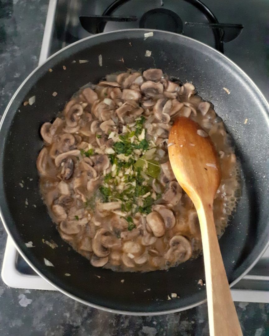 Champiñones en salsa, fácil y riquísima 😋 Paso 4 Champiñones en salsa, fácil y riquísima 😋 Paso 4